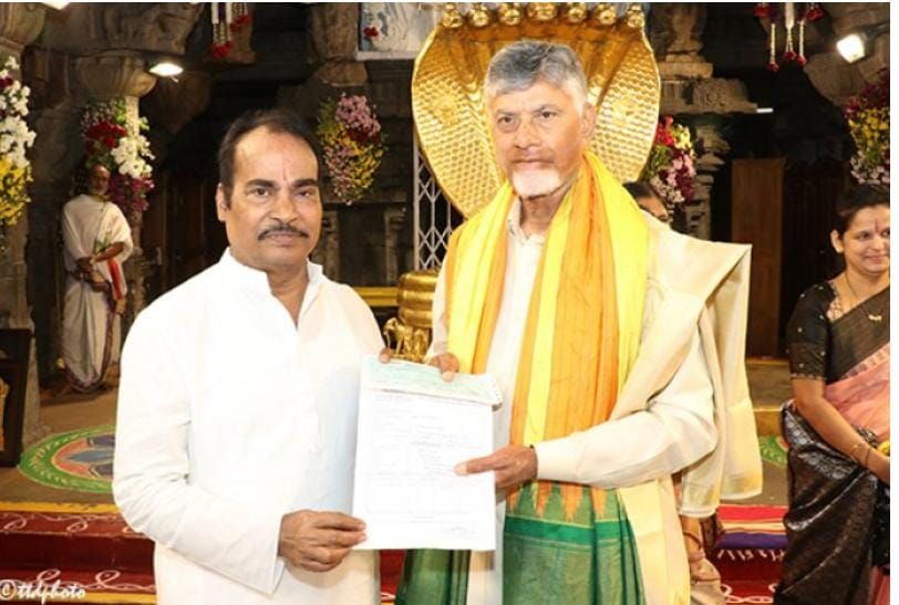 టీటీడి శ్రీ వేంకటేశ్వర ప్రాణదాన ట్రస్టుకు తిరుపతి ఎమ్మెల్యే అరణి శ్రీనివాసులు రూ.10 లక్షలు విరాళం అందించారు